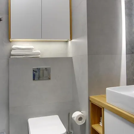 Essence Topaz Poznań